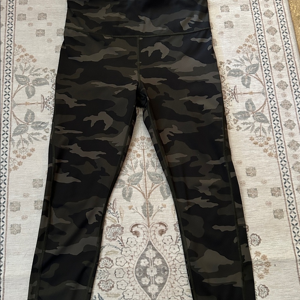 Athleta Ultimate Camo 7/8 Tights Size Small
